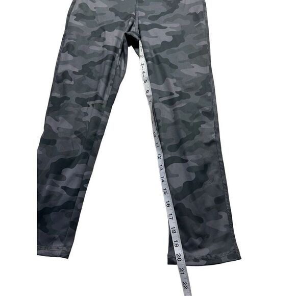 Danskin Women's Grey Camo Print High Rise Capri Legging Size S/P NWT - Picture 3 of 6